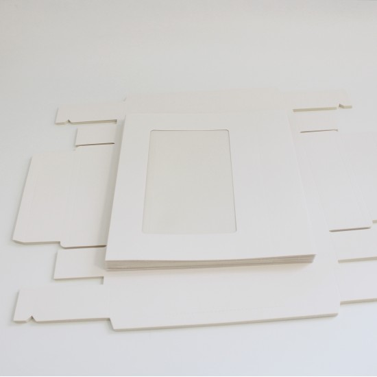 Kartona kastes ar logu 28*19.5*5cm, "white"12gab.