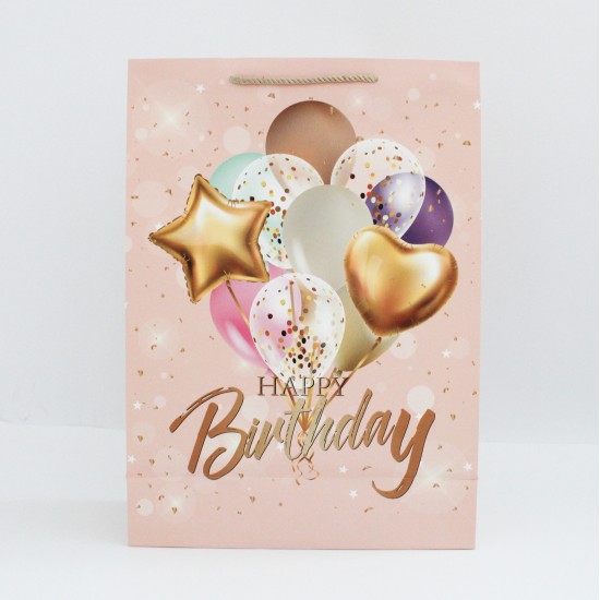 Dāvanu maisiņš ar "Happy Birthday" apdruku un virves rokturiem, 31×41×12 cm, 1 gab. Dāvanu maisiņš ar "Happy Birthday" apdruku un virves rokturiem, 31×41×12 cm, 1 gab.