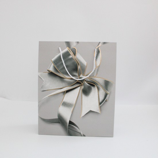 Dāvanu maisiņš ar satīna lentes apdruku un auklu rokturiem 26×32×10 cm, 1 gab.