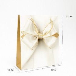 Dāvanu maisiņš ar satīna lentes apdruku un auklu rokturiem 26×32×10 cm, 1 gab.
