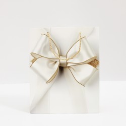 Dāvanu maisiņš ar satīna lentes apdruku un auklu rokturiem 26×32×10 cm, 1 gab.