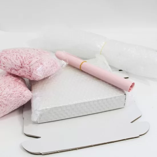 Viss sūtīšanai vienā komplektā: kastes 25*20*5cm 5gab., +burbuļplēve 1m.,+kurjera maisi 5gab., +papīra skaidas 2 iep.