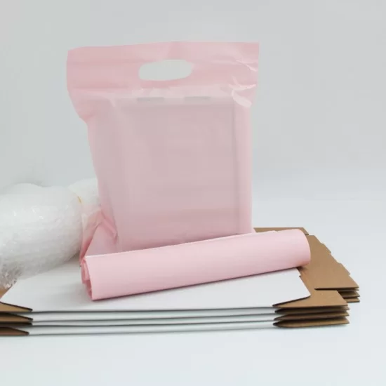 Viss sūtīšanai vienā komplektā: kastes 25*20*5cm 5gab., +burbuļplēve 1m.,+kurjera maisi 5gab., +papīra skaidas 2 iep.